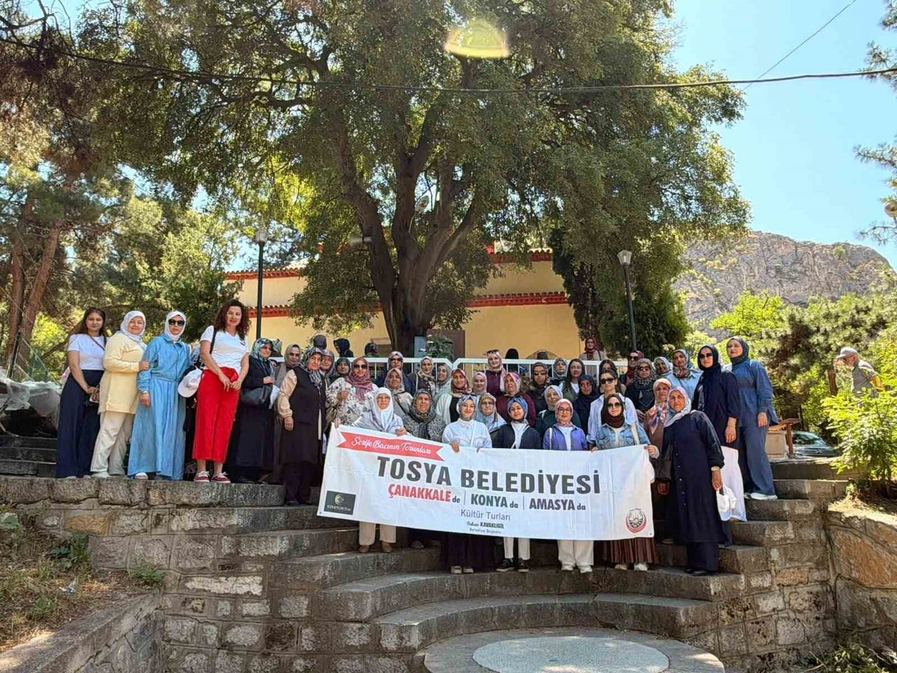 TOSYA BELEDİYESİ TARAFINDAN DÜZENLENEN KÜLTÜR TURLARI KAPSAMINDA AMASYA'YI ZİYARET EDEN VATANDAŞ...