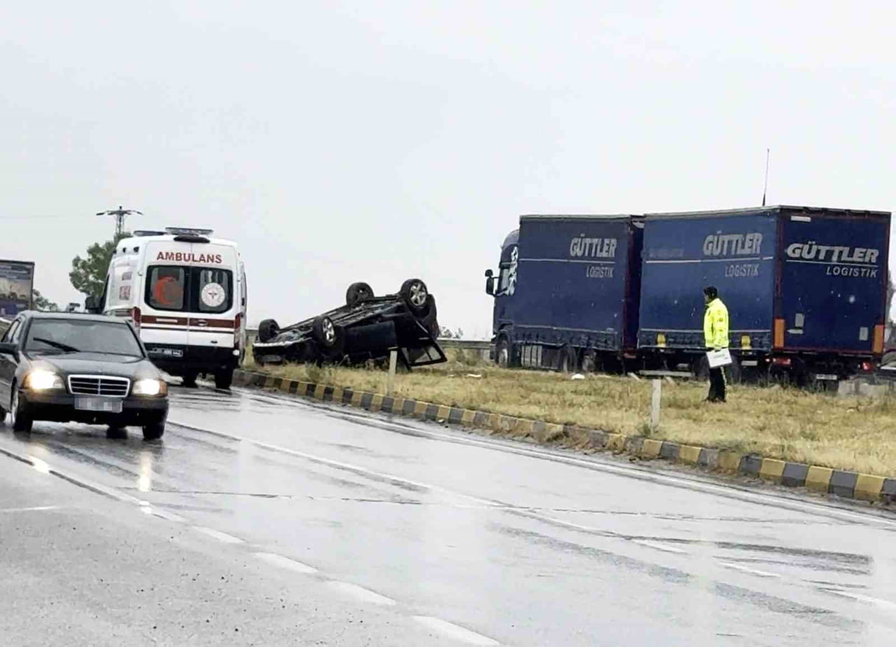 TOSYA İLÇESİNDE SAĞANAK NEDENİYLE KAYGANLAŞAN YOLDA KONTROLDEN ÇIKARAK TAKLA ATAN OTOMOBİLDEKİ 2...