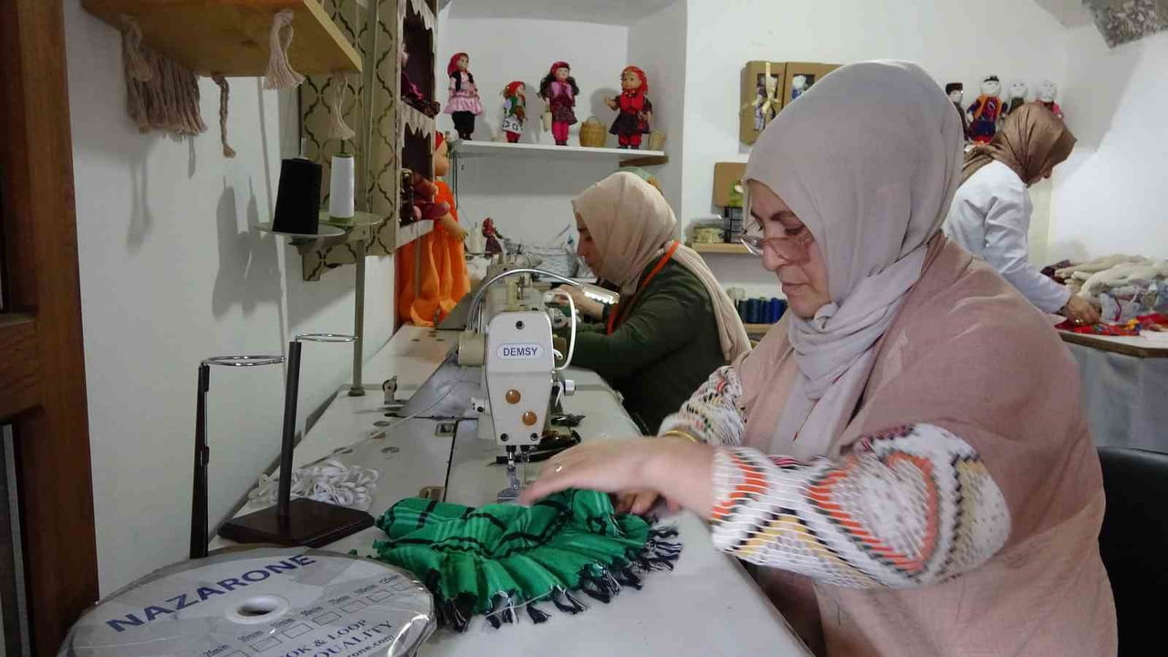 TRABZON'DAKİ ORTAHİSAR HALK EĞİTİM MERKEZİ BÜNYESİNDE BULUNAN ALACAHAN’DA,  YÜRÜTÜLEN YÖRESEL BEZ...