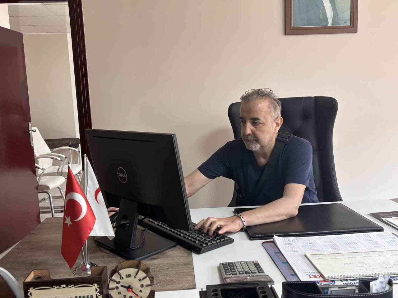 TRABZON'UN ARAKLI BAYRAM HALİL DEVLET HASTANESİ BAŞHEKİMİ OP. DR. OSMAN ŞENER  BOYNUNDA ÇANTA...