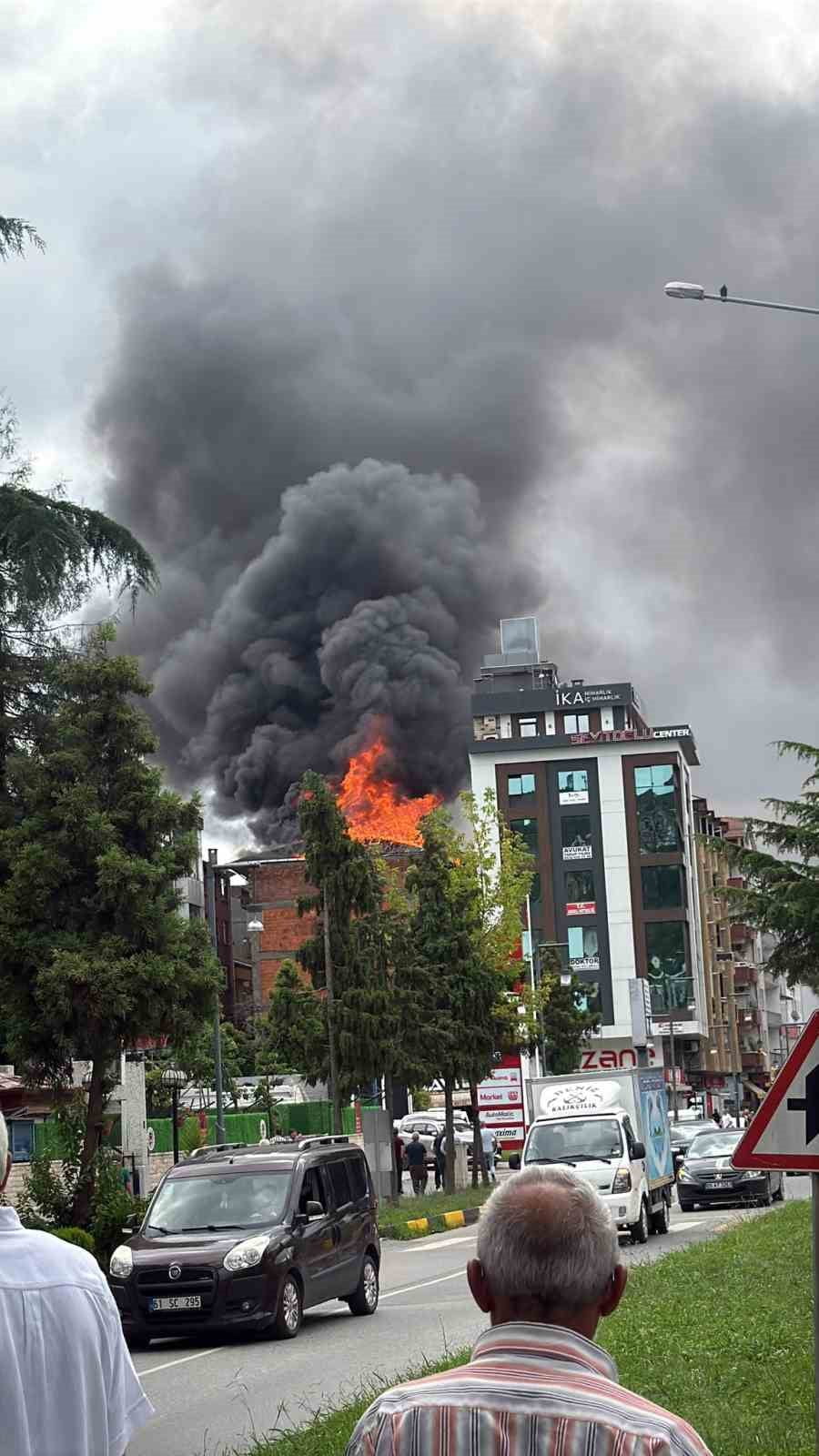 TRABZON'UN ARAKLI İLÇESİNDE BUGÜN SABAH SAATLERİNDE 5 KATLI BİR BİNANIN ÇATI KATINDA YANGIN ÇIKTI....