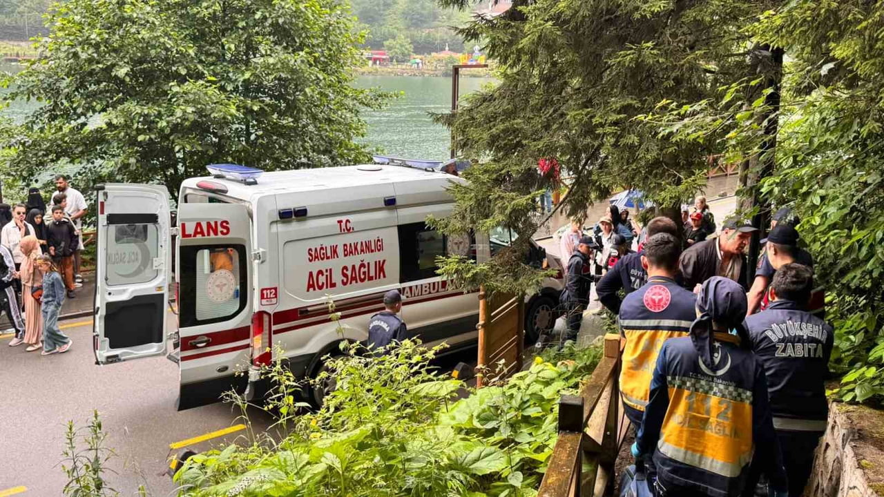 TRABZON'UN ÇAYKARA İLÇESİNİN DÜNYACA ÜNLÜ TURİZM MERKEZİ UZUNGÖL'DE BULUNAN SEYİR TERASI MEVKİİNDE...