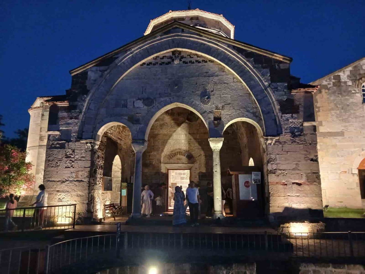 TRABZON'UN ÖNEMLİ TARİHİ VE KÜLTÜREL SİMGELERİNDEN BİRİ OLAN AYASOFYA CAMİİ, YAZ SEZONUNDA YERLİ...