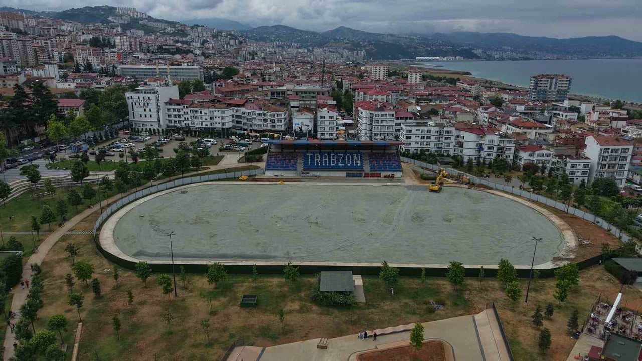 TRABZON BÜYÜKŞEHİR BELEDİYESİ TARAFINDAN AVNİ AKER MİLLET BAHÇESİ'NDE YAPIMI DEVAM EDEN SENTETİK...