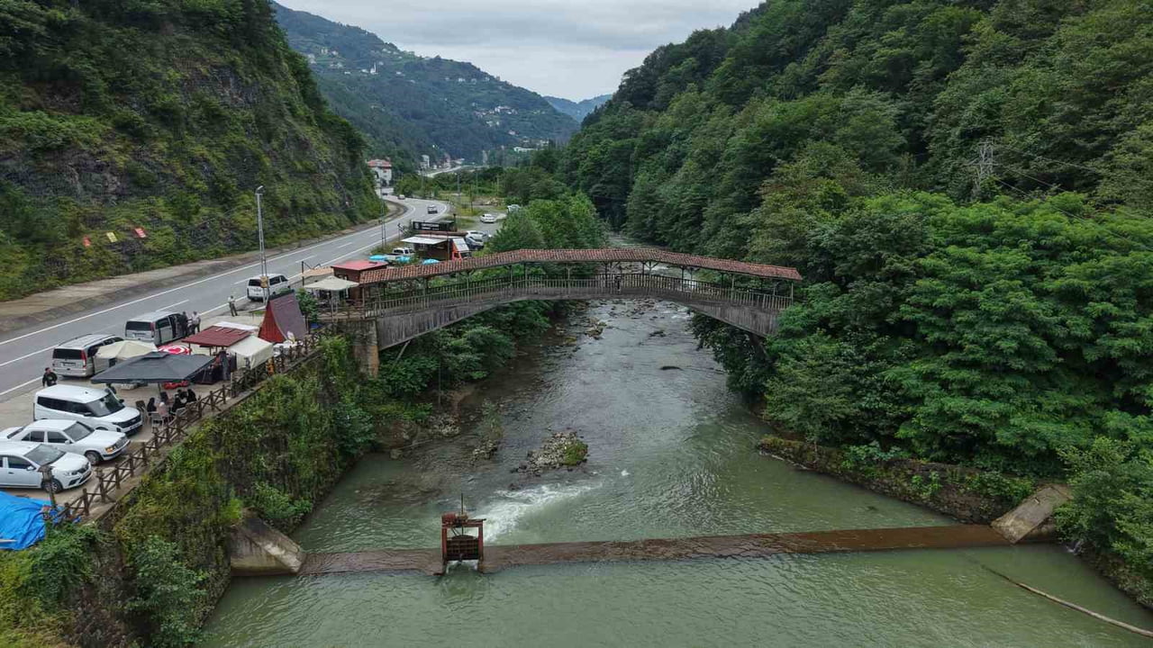 TRABZON-ÇAYKARA KARAYOLU ÜZERİNDE BULUNAN TARİHİ 'KİREMİTLİ KÖPRÜ' YERLİ VE YABANCI TURİSTLERİN...