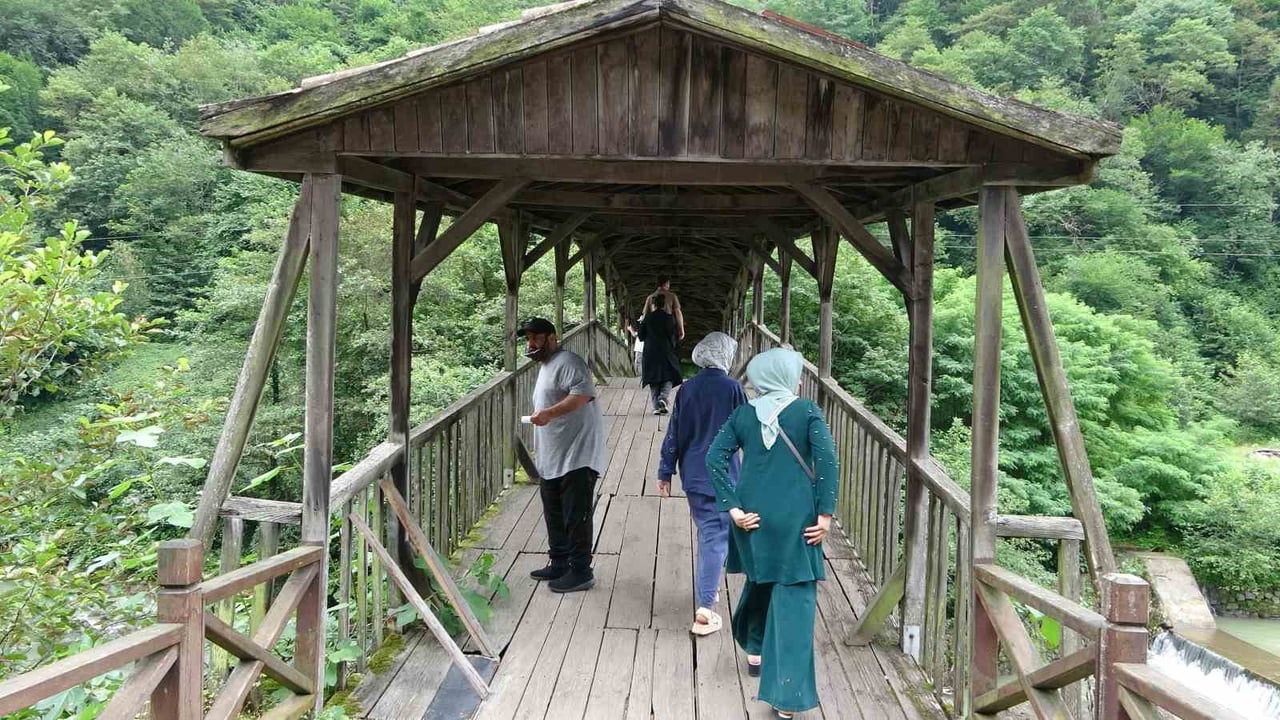 TRABZON-ÇAYKARA KARAYOLU ÜZERİNDE BULUNAN TARİHİ 'KİREMİTLİ KÖPRÜ' YERLİ VE YABANCI TURİSTLERİN...