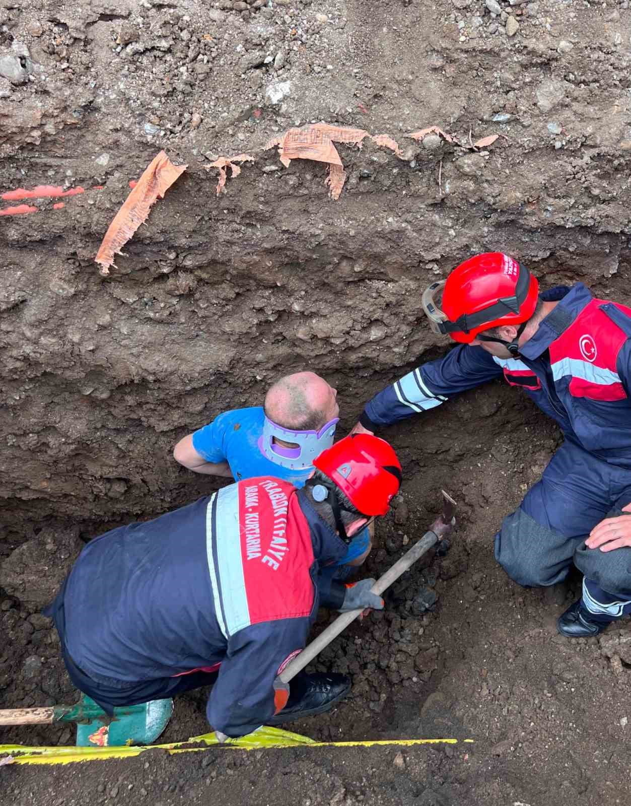 TRABZON’UN AKÇAABAT İLÇESİNDE ALT YAPI ÇALIŞMASI SIRASINDA BELDEN AŞAĞISI TOPRAK ALTINDA KALAN...