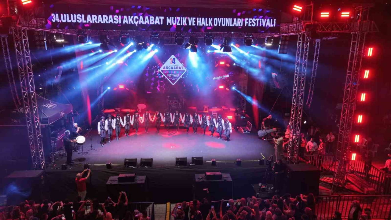 TRABZON’UN AKÇAABAT İLÇESİNDE BU YIL 34.’SÜ DÜZENLENEN ULUSLARARASI AKÇAABAT MÜZİK VE HALK...