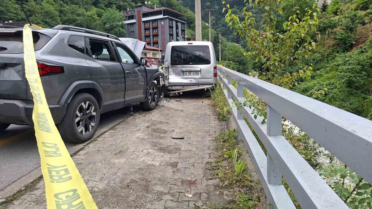 TRABZON’UN ÇAYKARA İLÇESİNDE BUGÜN ÖĞLE SAATLERİNDE MEYDANA GELEN TRAFİK KAZASINDA İLK...