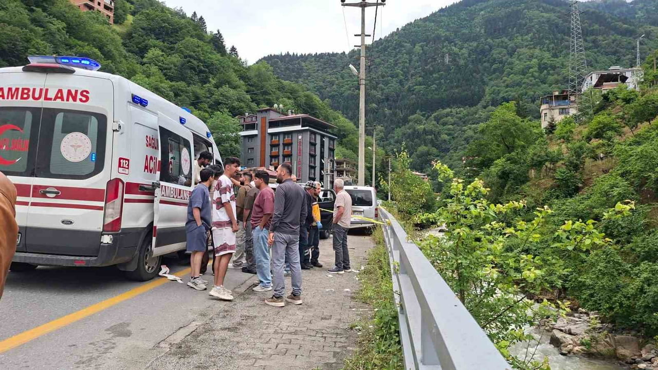 TRABZON’UN ÇAYKARA İLÇESİNDE BUGÜN ÖĞLE SAATLERİNDE MEYDANA GELEN TRAFİK KAZASINDA İLK...