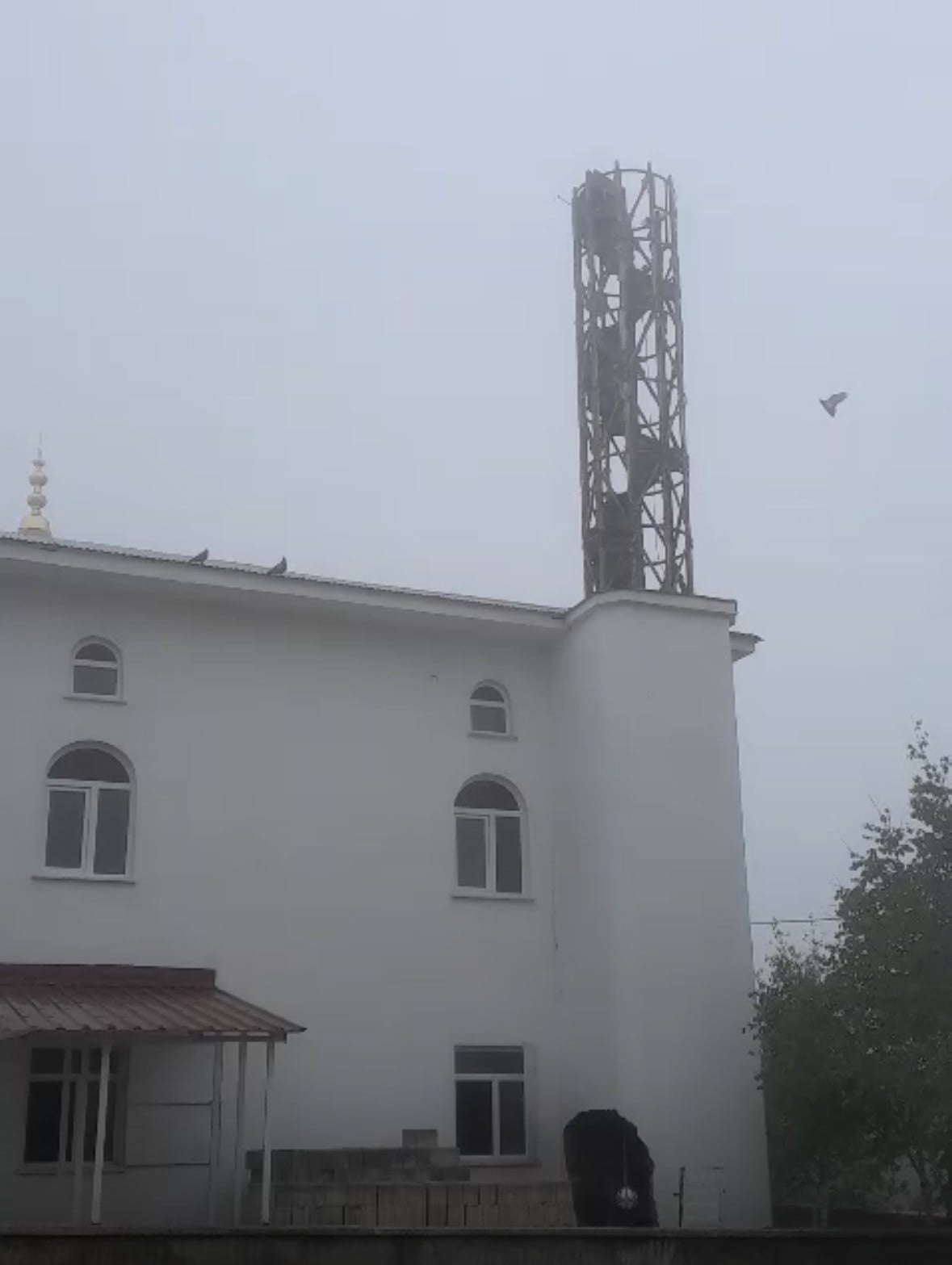 TRABZON’UN ÇAYKARA İLÇESİNDEKİ OĞUZLU YAYLA CAMİİ’NİN FIRTINADA ZARAR GÖREN MİNARESİNİN SÖKÜM...