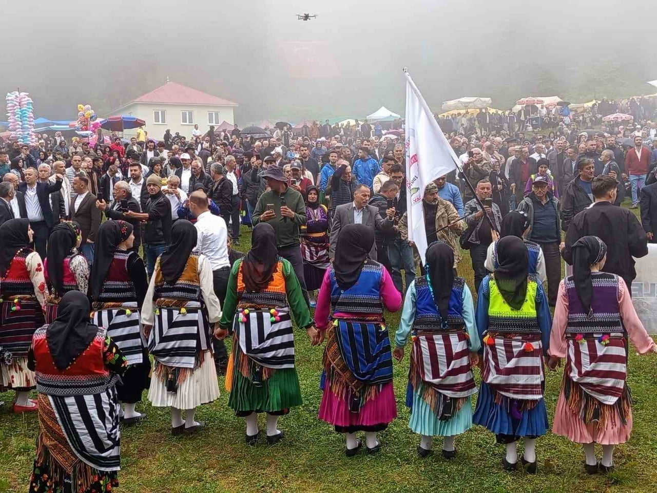 TRABZON’UN ŞALPAZARI İLÇESİNİN SİNLİCE KÖYÜ’NDE 27. GÖLLÜALAN ŞENLİKLERİ SİS VE YAĞMUR ALTINDA...