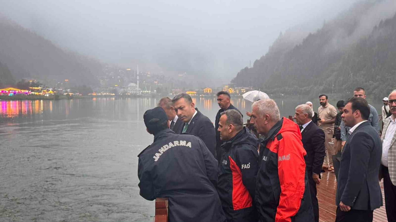 TRABZON VALİSİ TAHİR ŞAHİN OLAY YERİNE GELEREK İNCELEMELERDE BULUNURKEN, YETKİLİLERDEN BİLGİ...