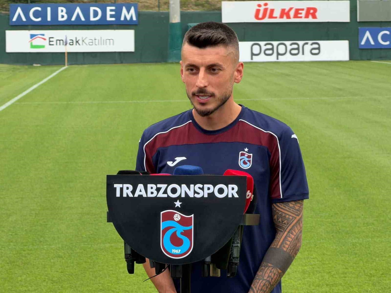 TRABZONSPOR'UN YENİ TRANSFERLERİNDEN METEHAN MİMAROĞLU, BORDO-MAVİLİ FORMAYLA MÜCADELE EDECEK...
