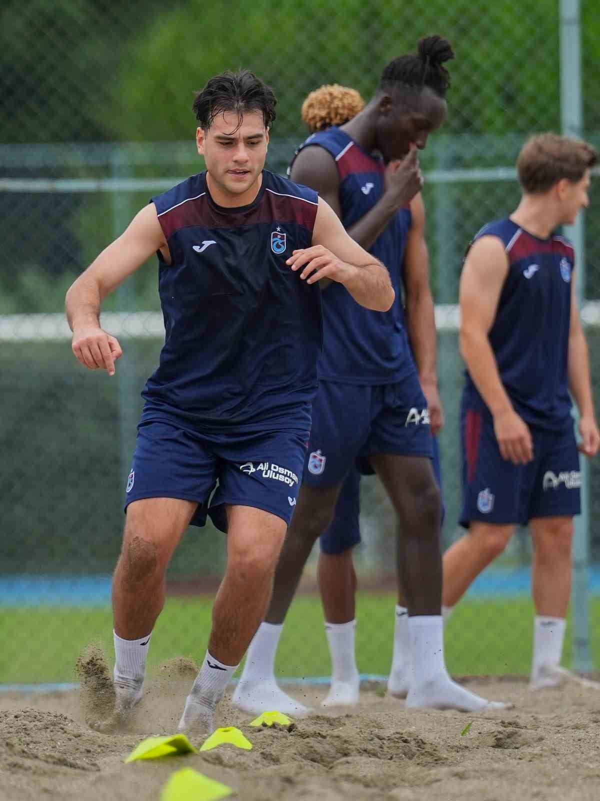 TRABZONSPOR, YENİ SEZON HAZIRLIKLARINI GÜNÜN İLK ANTRENMANIYLA SÜRDÜRDÜ. BORDO-MAVİLİLERİN, KUMDA...