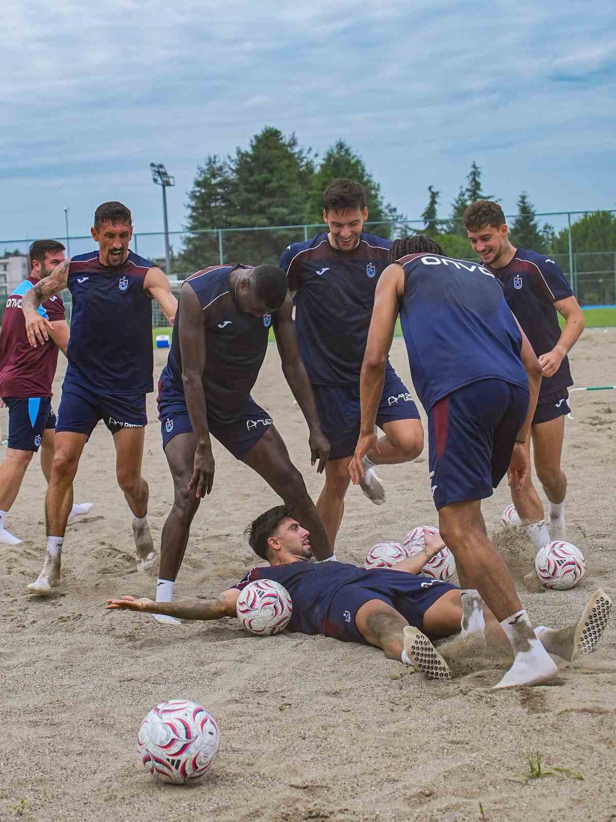 TRABZONSPOR, YENİ SEZON HAZIRLIKLARINI GÜNÜN İLK ANTRENMANIYLA SÜRDÜRDÜ. BORDO-MAVİLİLERİN, KUMDA...