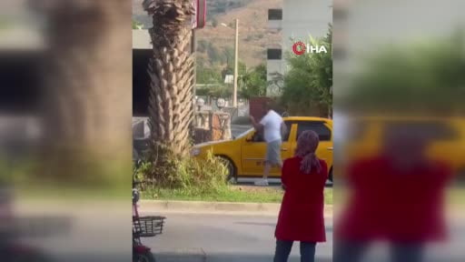 Trafik kavgasında ticari taksi sürücüsünün yumruk attığı yaşlı adam yere düştü... O anlar...