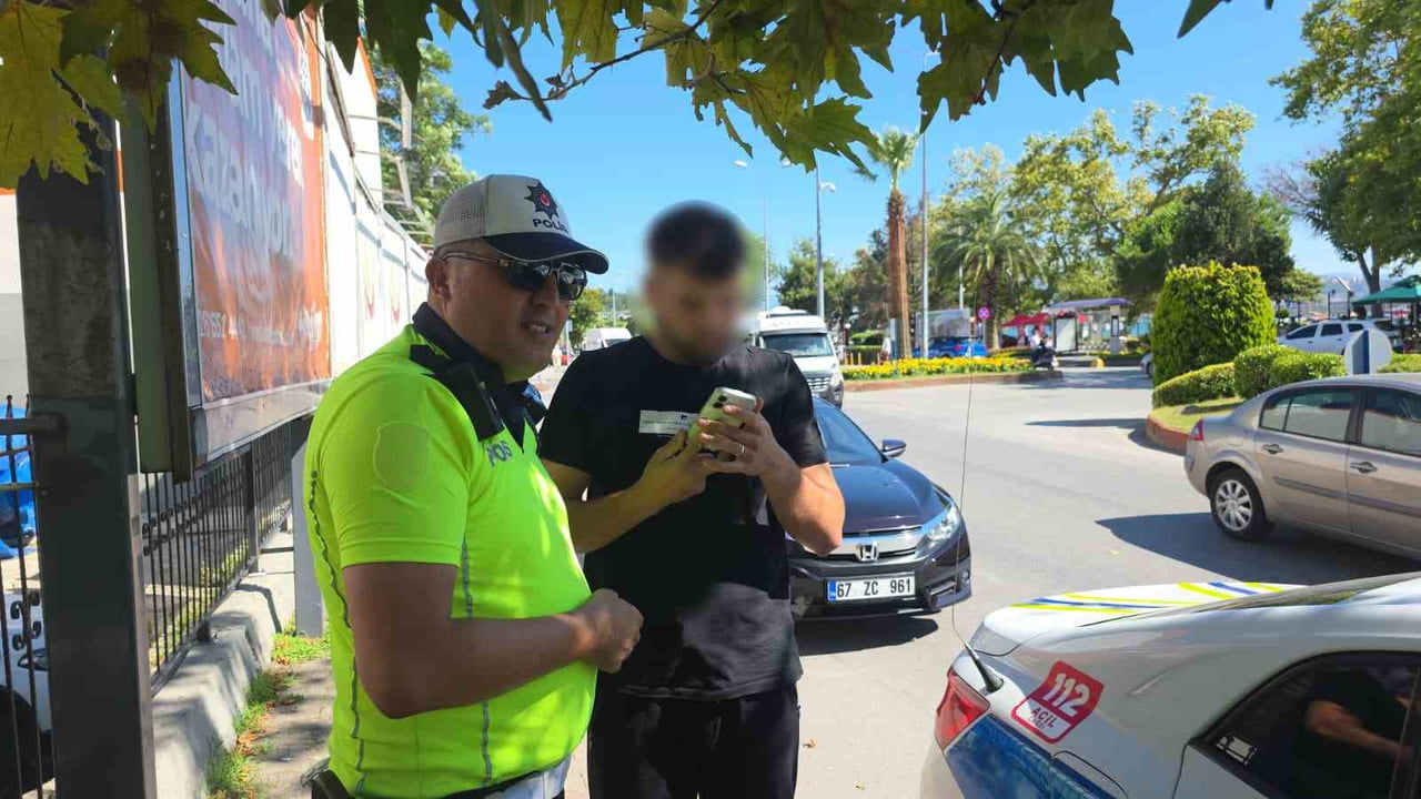 TRAFİK POLİSİ SELÇUK TÜRKKAN VE DOLANDIRILMAKTAN KURTARDIĞI VATANDAŞ