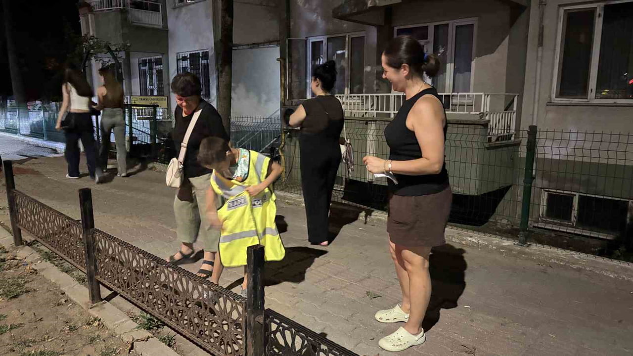 TRAFİK POLİSLERİNDEN İŞİTME ENGELLİ KARDEŞLERE YÜREK ISITAN SÜRPRİZ