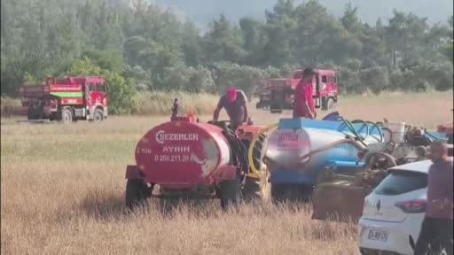 Traktörünü ve su tankerini alan yangına koştu