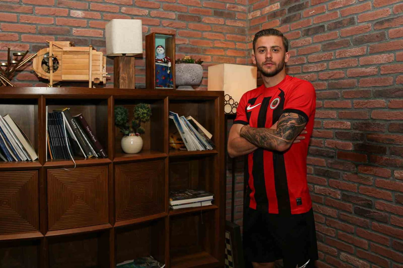 TRENDYOL SÜPER LİG EKİPLERİNDEN GENÇLERBİRLİĞİ, FUTBOL AKADEMİSİNDEN YETİŞEN ORTA SAHA OYUNCUSU...