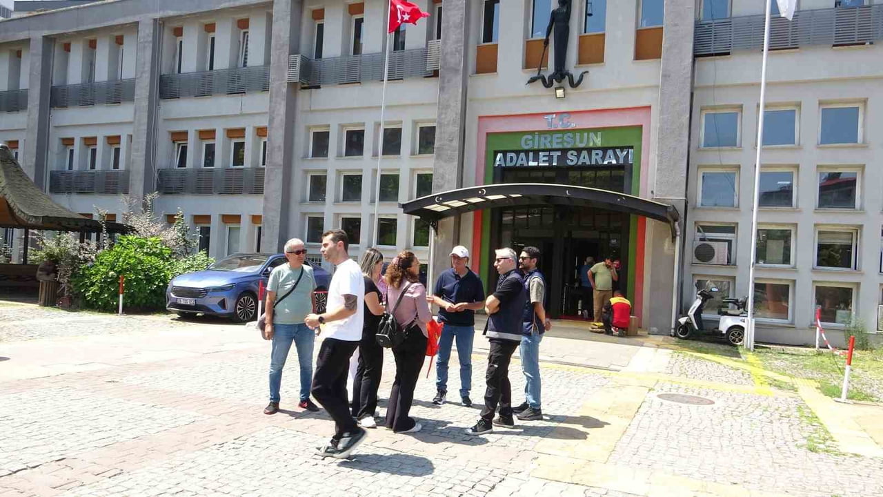 TUANA'NIN YAKINLARI GİRESUN ADALET SARAYININ ÖNÜNDE DURUŞMAYI BEKLEDİ.