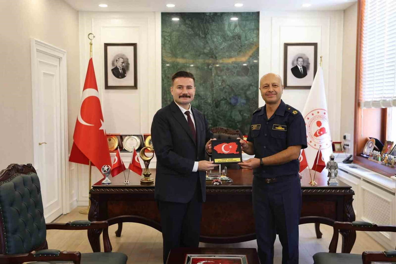 TUĞAMİRAL MUSTAFA BİÇEN, GÖKÇEADA KAYMAKAMI OSMAN ACAR'I MAKAMINDA ZİYARET ETTİ