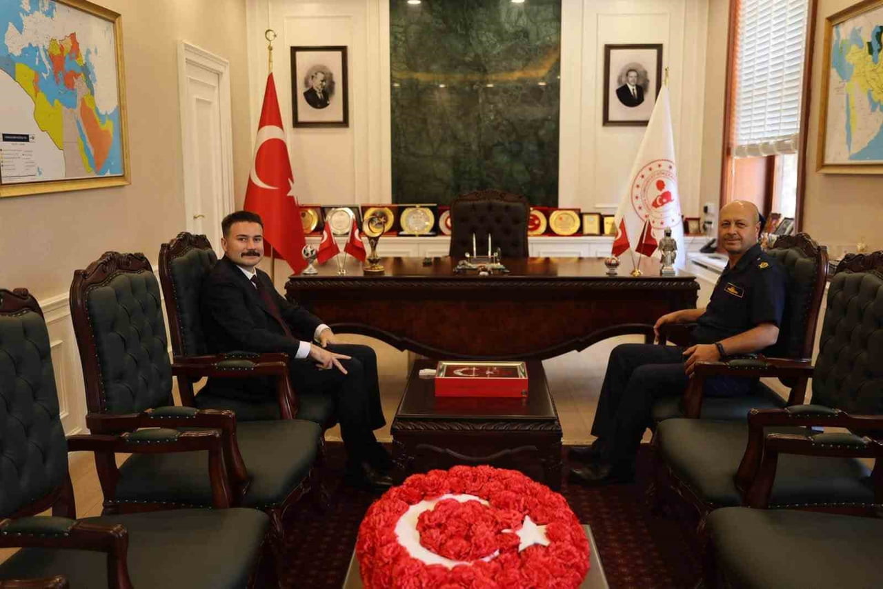 TUĞAMİRAL MUSTAFA BİÇEN, GÖKÇEADA KAYMAKAMI OSMAN ACAR'I MAKAMINDA ZİYARET ETTİ