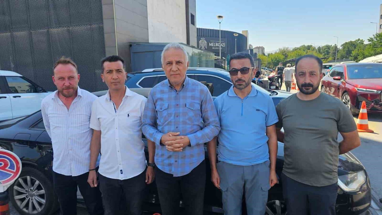 TÜKETİCİLER BİRLİĞİ GENEL BAŞKANI MAHMUT ŞAHİN (ORTADA) MELİKGAZİ BELEDİYESİ'NİN MAHALLELERİ İLE...