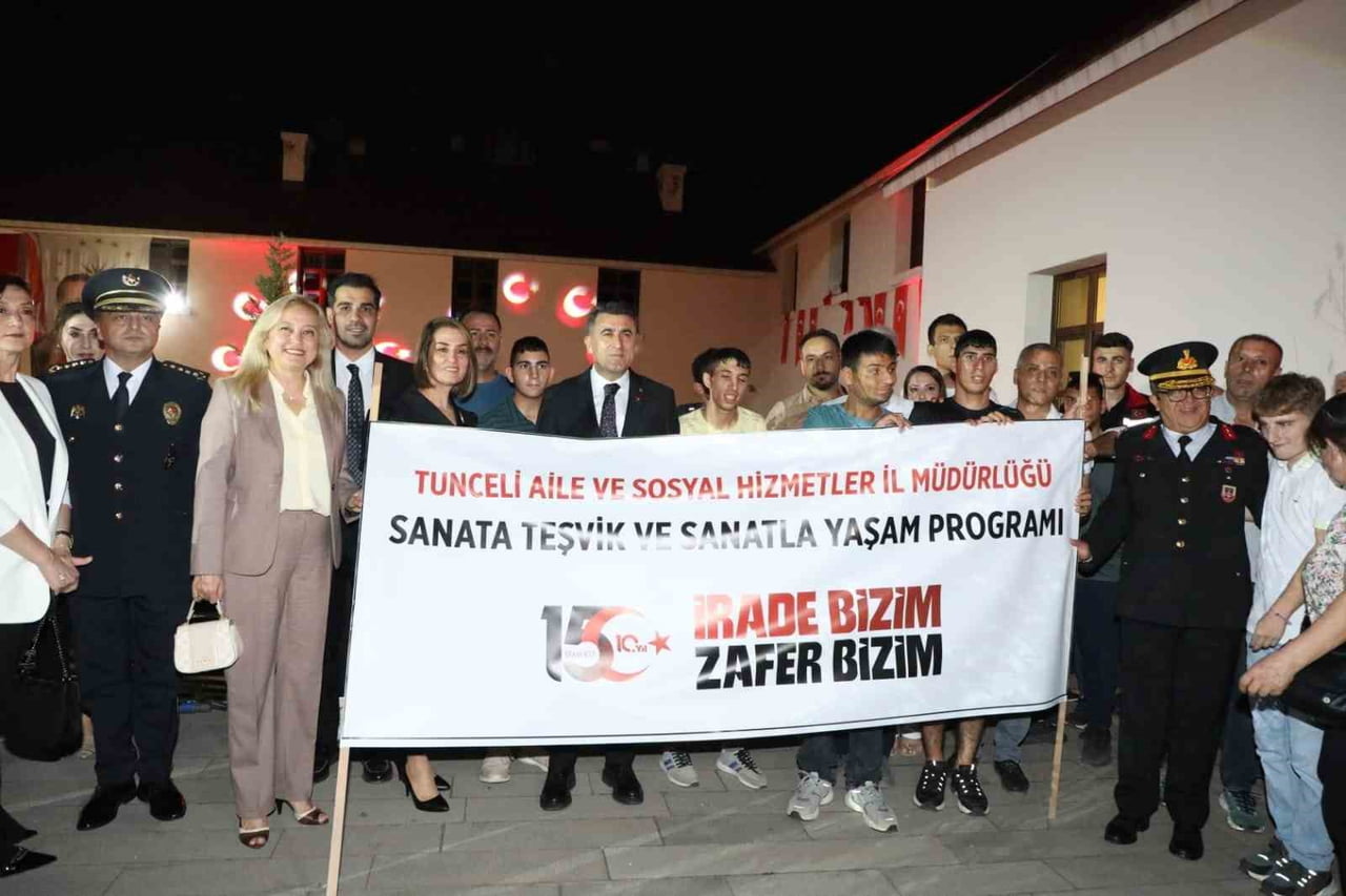 TUNCELİ'DE 15 TEMMUZ DEMOKRASİ VE MİLLİ BİRLİK GÜNÜ PROGRAMINDA GÜNÜN ANLAM VE ÖNEMİNE İLİŞKİN...