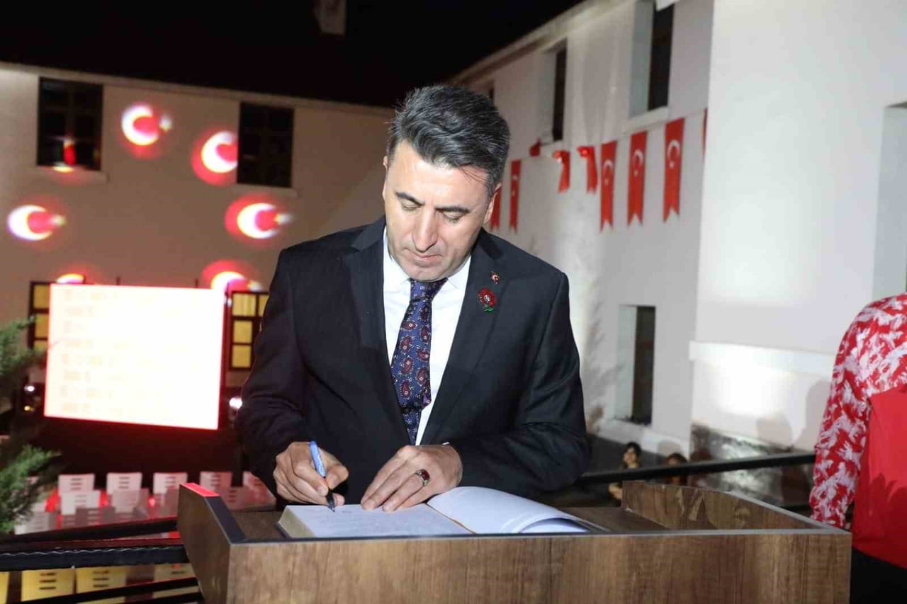 TUNCELİ'DE 15 TEMMUZ DEMOKRASİ VE MİLLİ BİRLİK GÜNÜ PROGRAMINDA GÜNÜN ANLAM VE ÖNEMİNE İLİŞKİN...