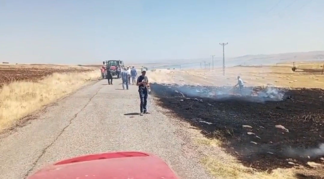 TUNCELİ'DE OTLUK ALANDA ÇIKAN YANGIN, KÖYLÜLERİN MÜDAHALESİYLE EKİLİ ARAZİLERE ULAŞMADAN...
