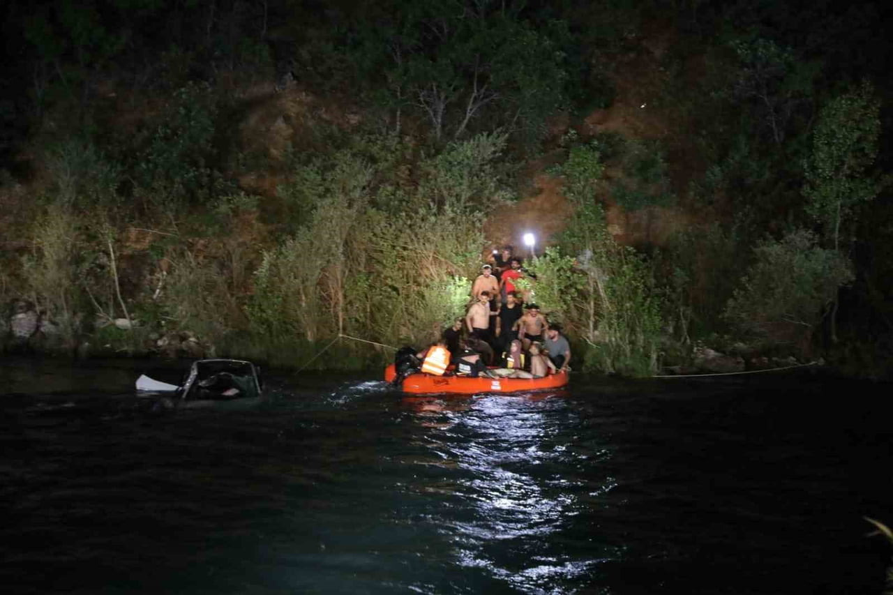 TUNCELİ'DE OTOMOBİLİN MUNZUR NEHRİ’NE YUVARLANMASI SONUCU, ARAÇTAN ATLAYARAK KURTULMAK İSTEYEN VE...