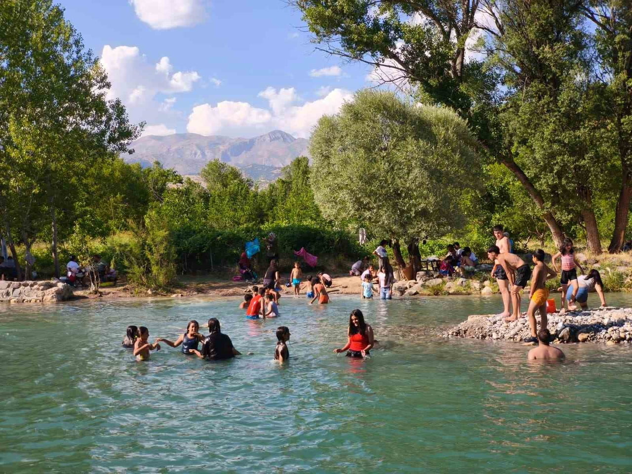TUNCELİ'NİN ÇEMİŞGEZEK İLÇESİNDE, TERMOMETRELERİN YÜKSEK DERECELERİ GÖSTERMESİYLE BİRLİKTE...