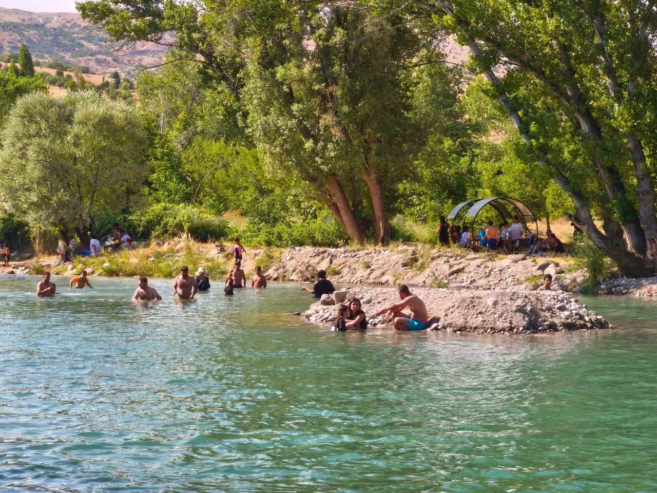 TUNCELİ'NİN ÇEMİŞGEZEK İLÇESİNDE, TERMOMETRELERİN YÜKSEK DERECELERİ GÖSTERMESİYLE BİRLİKTE...