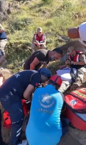 TUNCELİ'NİN NAZIMİYE İLÇESİNDEKİ DÜZGÜN BABA CEMEVİ BÖLGESİNDE YÜRÜYÜŞ SIRASINDA AYAĞINI BURKARAK...