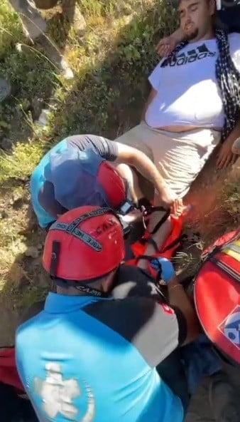 TUNCELİ'NİN NAZIMİYE İLÇESİNDEKİ DÜZGÜN BABA CEMEVİ BÖLGESİNDE YÜRÜYÜŞ SIRASINDA AYAĞINI BURKARAK...