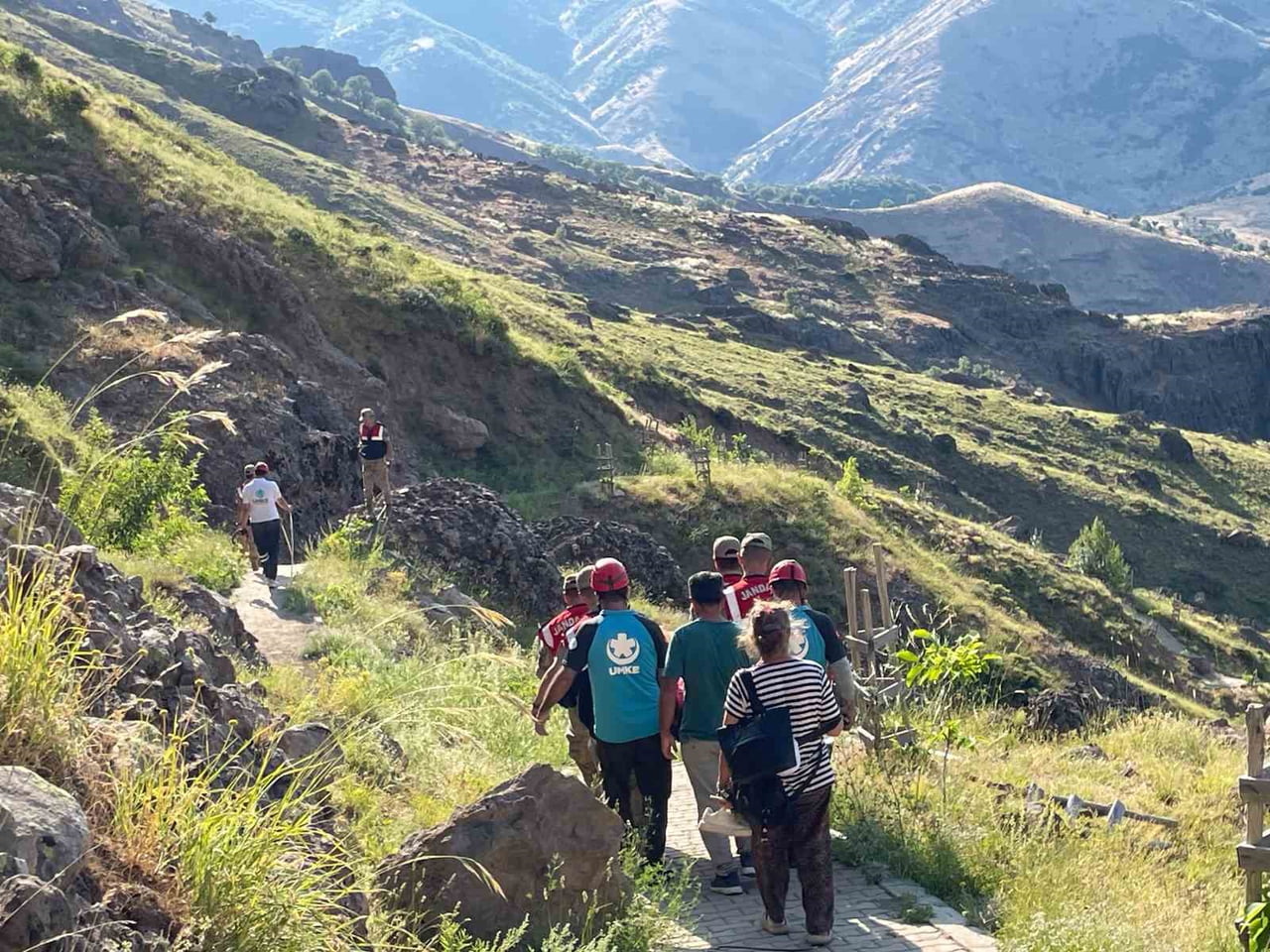 TUNCELİ'NİN NAZIMİYE İLÇESİNDEKİ DÜZGÜN BABA KIRSALINDA AYAĞINDAN YARALANAN KADIN, UMKE'NİN İLK...