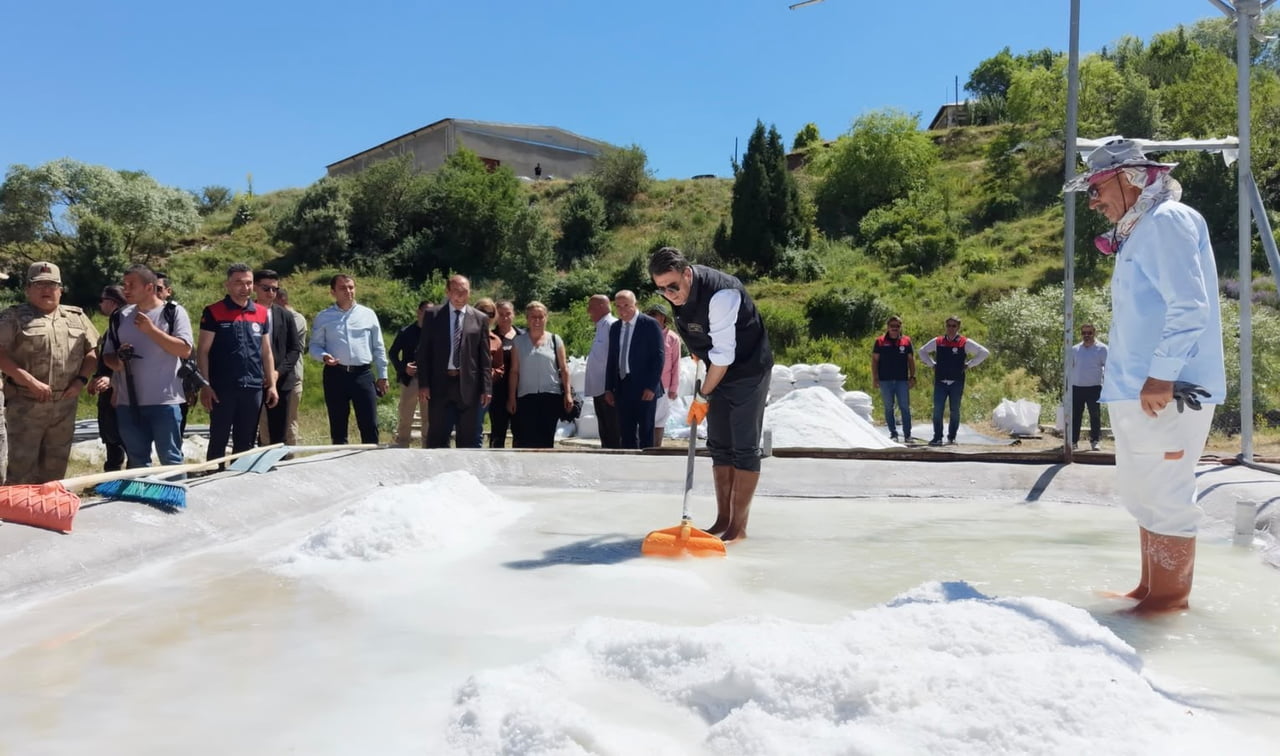 TUNCELİ VALİSİ ŞEFİK AYGÖL ÜRETİM SAHASINDA KÜREK BAŞINA GEÇEREK TUZ AYRIŞTIRMA ÇALIŞMALARINA...