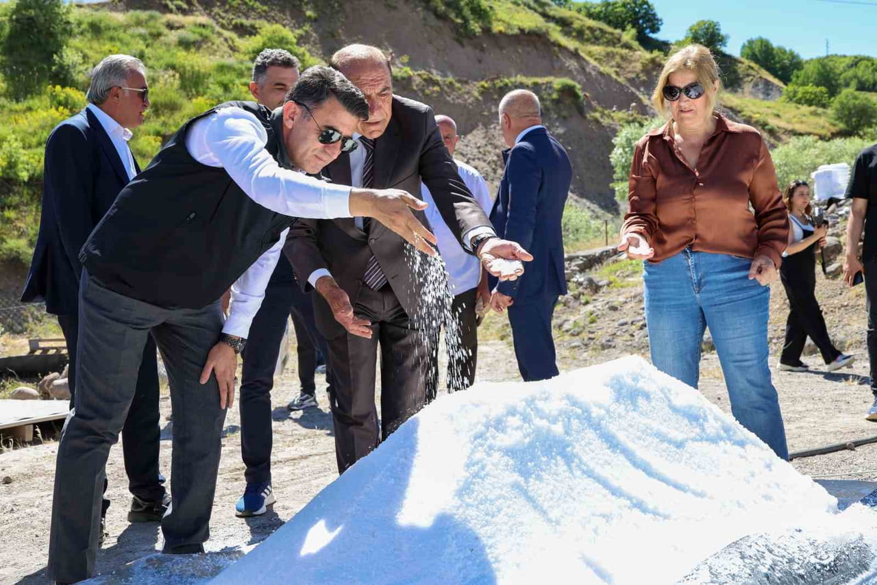 TUNCELİ VALİSİ ŞEFİK AYGÖL ÜRETİM SAHASINDA KÜREK BAŞINA GEÇEREK TUZ AYRIŞTIRMA ÇALIŞMALARINA...