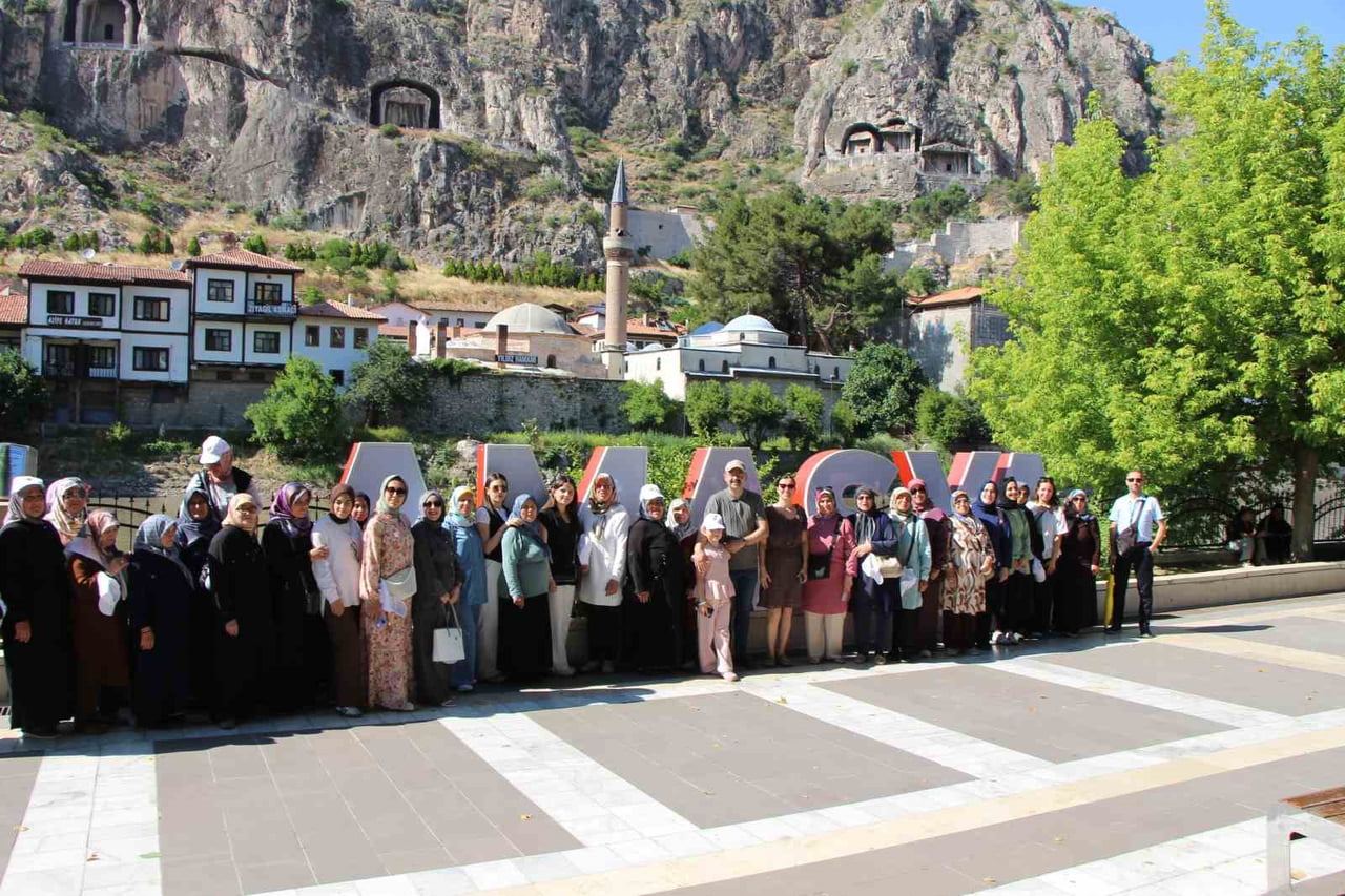 TUR OTOBÜSÜYLE YAKLAŞIK 3 SAAT SÜREN YOLCULUKLA AMASYA'YA GELEN TOSYALILAR