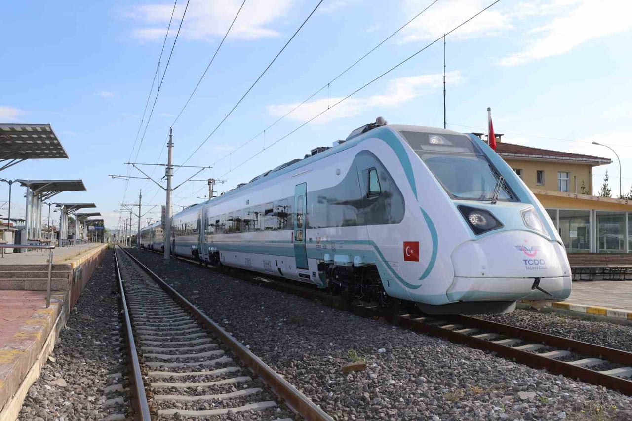 TÜRASAŞ TARAFINDAN ÜRETİLEN MİLLİ ELEKTRİKLİ TREN