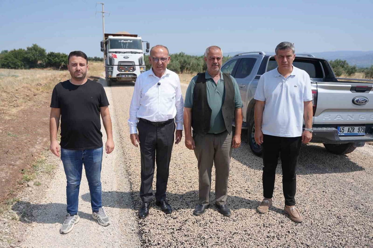 TURGUTLU BELEDİYE BAŞKANI ÇETİN AKIN (SOLDAN İKİNCİ) ÇALIŞMALARI YERİNDE İNCELEDİ.