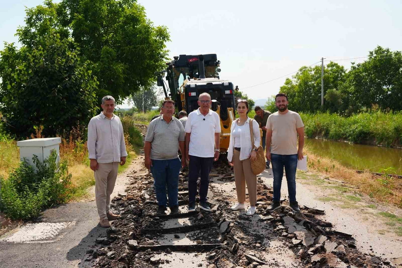 TURGUTLU BELEDİYESİ, KIRSAL MAHALLELERDE ULAŞIM KONFORUNU ARTIRMAK AMACIYLA BAŞLATTIĞI ASFALT...