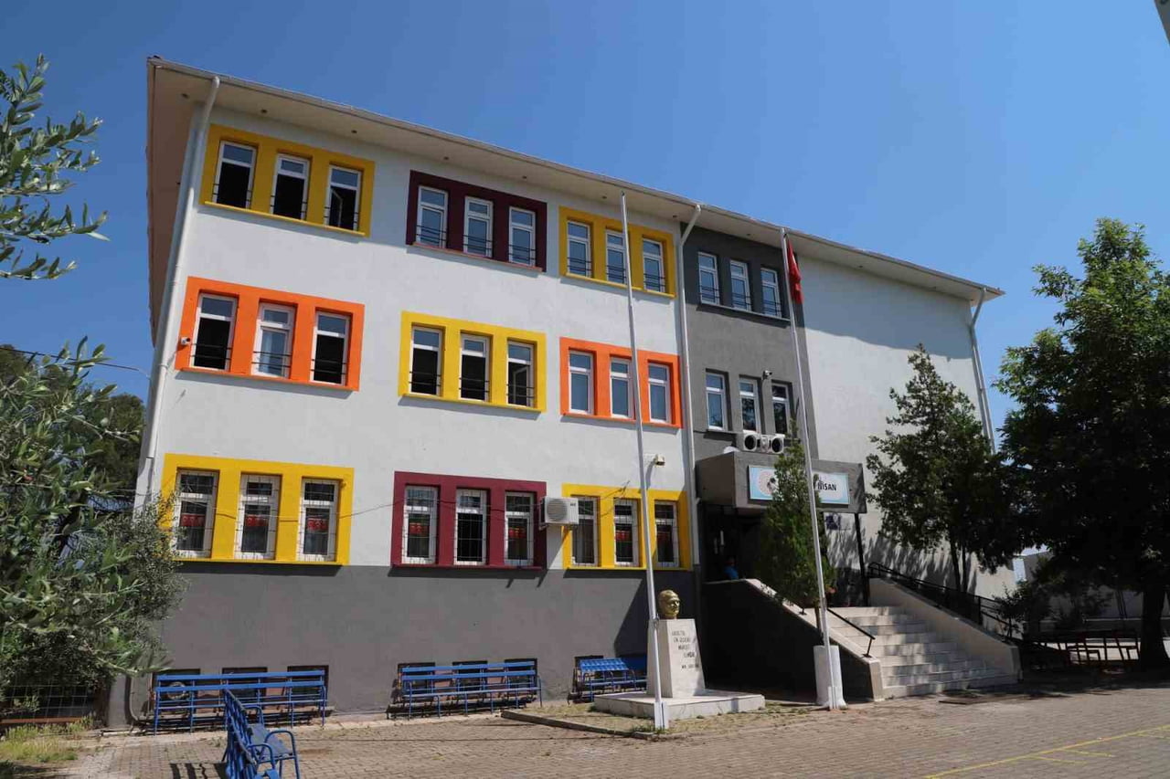 TURGUTLU BELEDİYESİ, YENİ EĞİTİM ÖĞRETİM YILI ÖNCESİNDE OKUL BOYAMA ÇALIŞMALARINI HIZLANDIRIRKEN...
