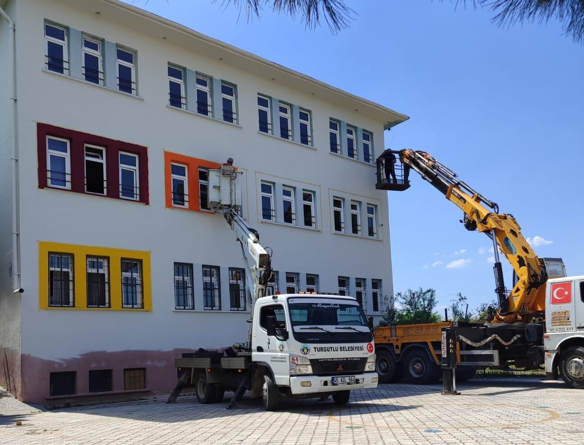 TURGUTLU BELEDİYESİ, YENİ EĞİTİM ÖĞRETİM YILI ÖNCESİNDE OKUL BOYAMA ÇALIŞMALARINI HIZLANDIRIRKEN...