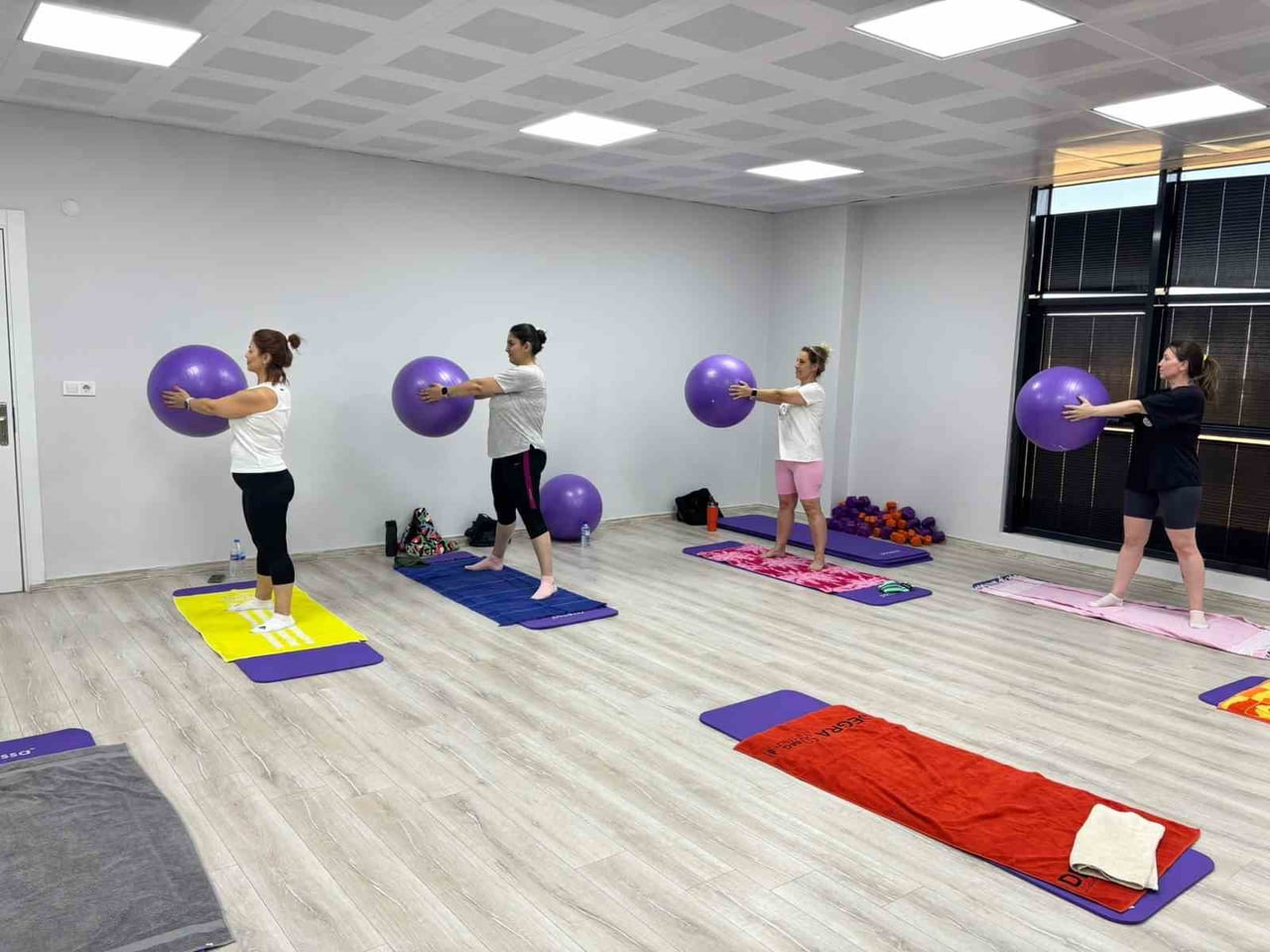 TURGUTLU BELEDİYESİNİN YAZ SPOR KURSLARI KAPSAMINDA DÜZENLEDİĞİ KADINLARA ÖZEL ZUMBA VE PİLATES...