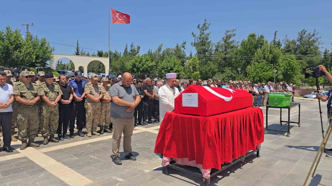 TÜRK BAYRAĞINA SARILI TABUTUN KATAFALKA KONULDUĞU TÖRENDE SAYGI DURUŞUNDA BULUNULDU, TOPALOĞLU'NUN...