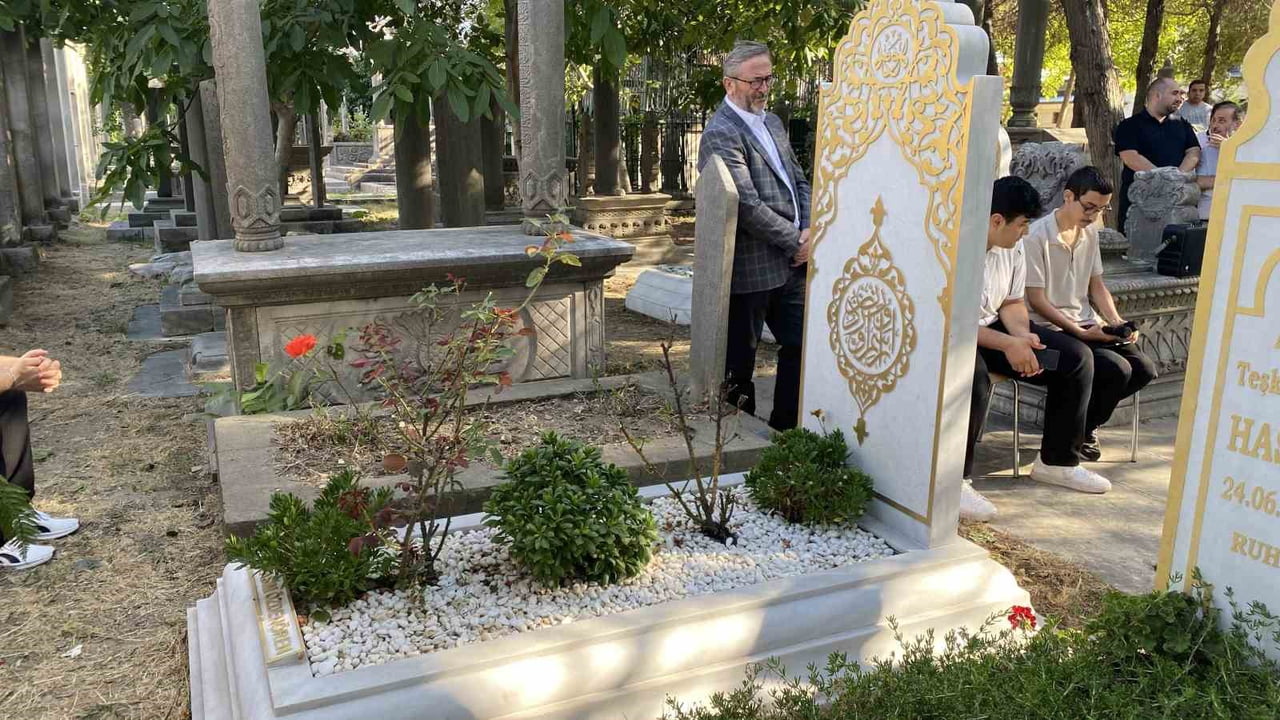 TÜRK EDEBİYATINDA YEDİ GÜZEL ADAM'DAN BİRİ OLARAK ANILAN RASİM ÖZDENÖREN, VEFATININ 4. YILINDA...