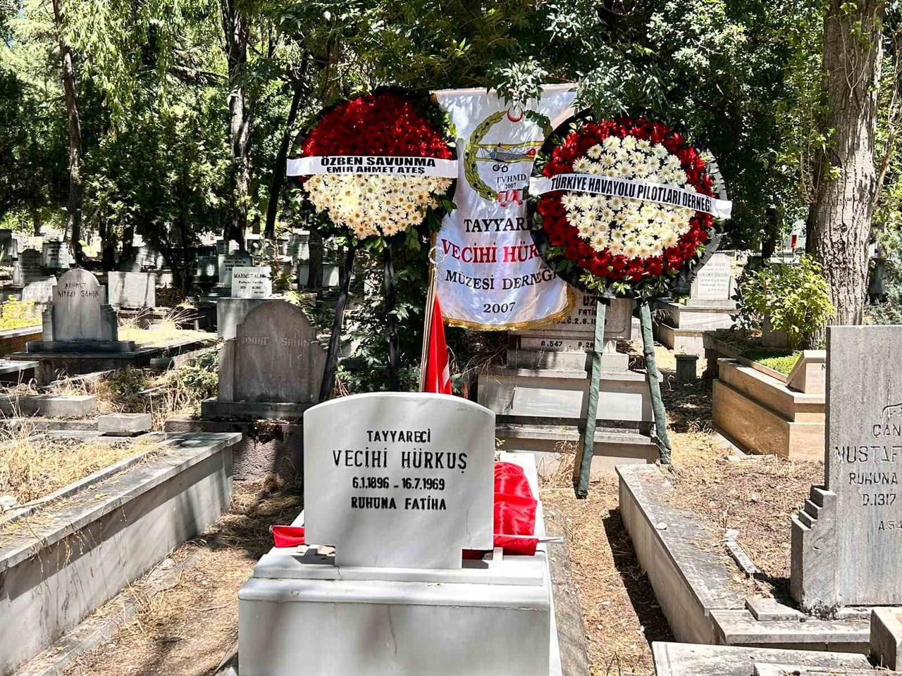 TÜRK HAVACILIK TARİHİNİN ÖNCÜ İSİMLERİNDEN VECİHİ HÜRKUŞ, VEFATININ 57'NCİ YILINDA KABRİ BAŞINDA...